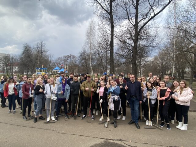 Волонтеры движения «За Перекоп» провели субботник в парке «Рабочий сад»