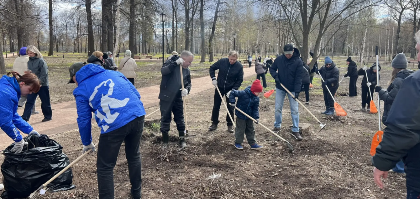 В Ярославле состоялся общегородской субботник в Петропавловском парке. В Ярославле состоялся общегородской субботник в Петропавловском парке.