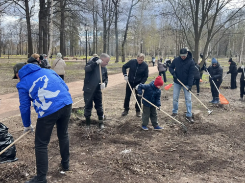 В Ярославле состоялся общегородской субботник в Петропавловском парке. В Ярославле состоялся общегородской субботник в Петропавловском парке.