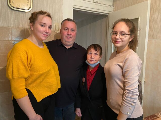 «Перекоп всю жизнь помогал людям»: волонтёры «ЗА Перекоп» навестили жительницу района