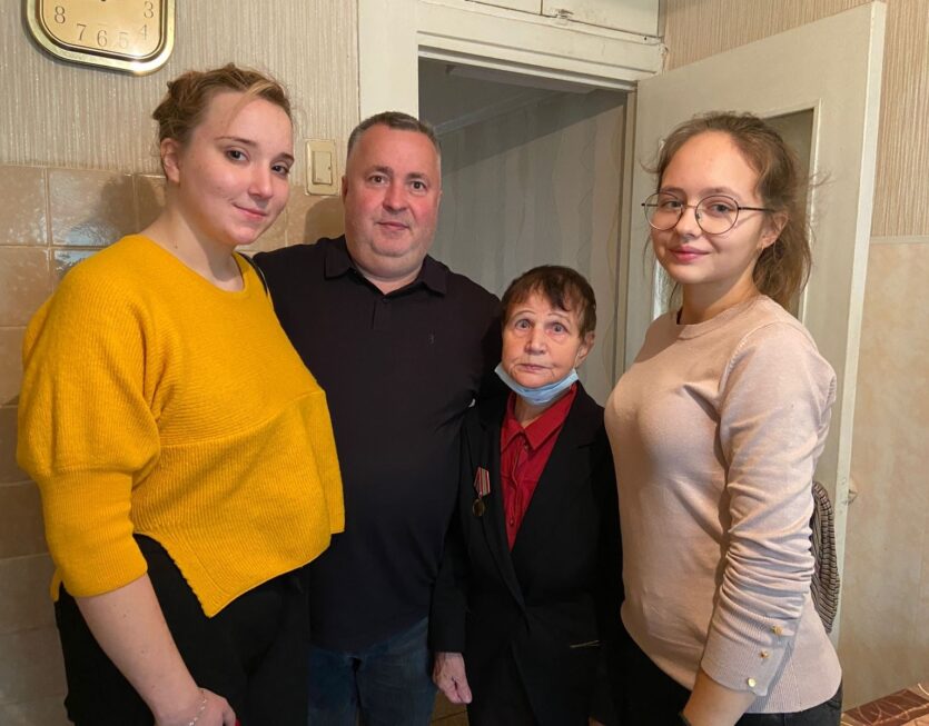 «Перекоп всю жизнь помогал людям»: волонтёры «ЗА Перекоп» навестили жительницу района «Перекоп всю жизнь помогал людям»: волонтёры «ЗА Перекоп» навестили жительницу района