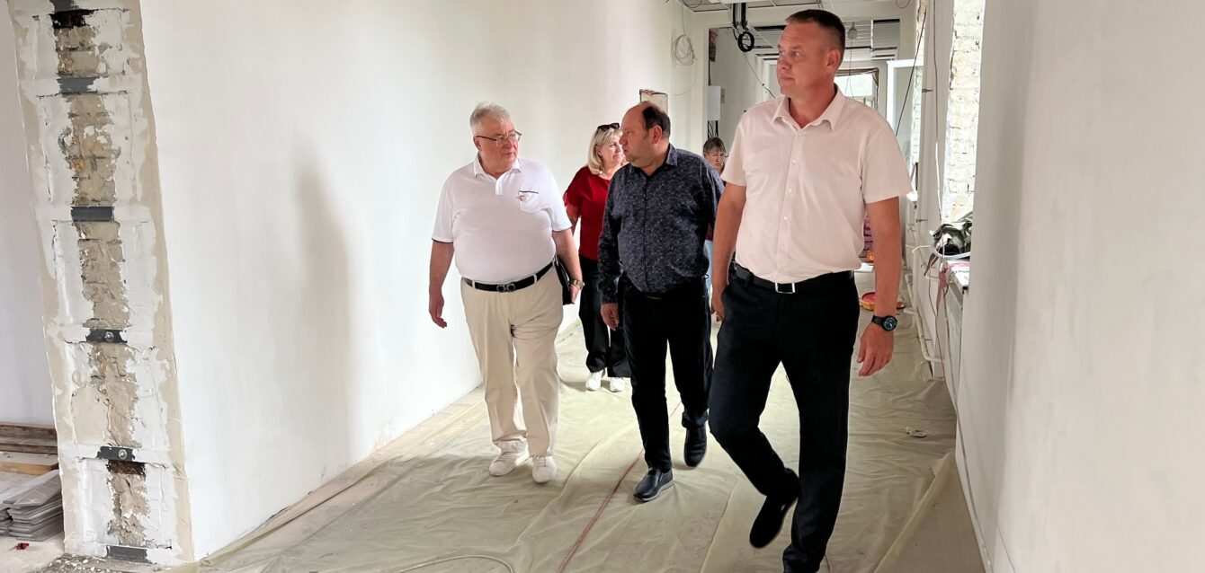 Александр Семёнов проконтролировал ход капитального ремонта 8 школы на Перекопе Александр Семёнов проконтролировал ход капитального ремонта 8 школы на Перекопе