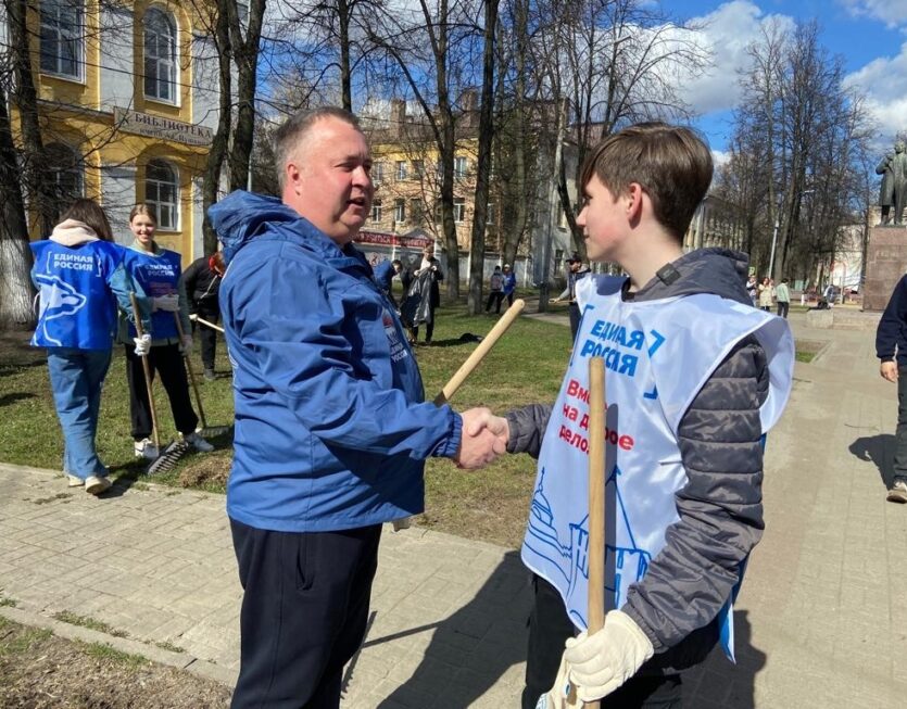 Более 200 волонтёров «ЗА Перекоп» вышли на большой субботник Более 200 волонтёров «ЗА Перекоп» вышли на большой субботник