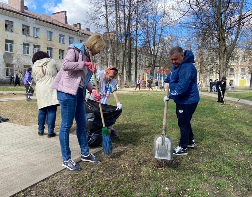 Более 200 волонтёров «ЗА Перекоп» вышли на большой субботник Более 200 волонтёров «ЗА Перекоп» вышли на большой субботник