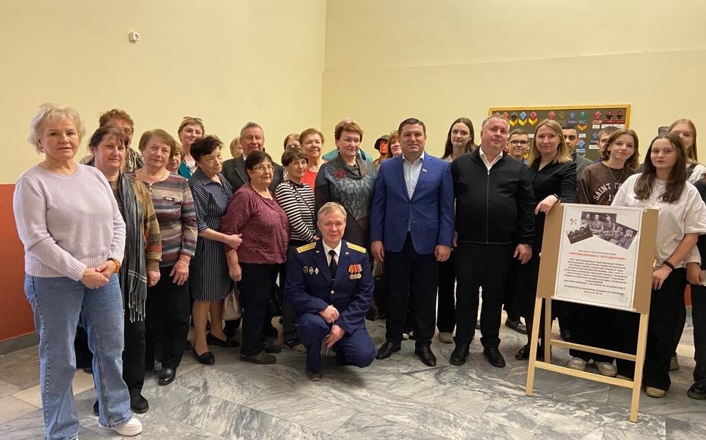 Волонтёры «ЗА Перекоп» поддержали открытие выставки «Непобедимая и легендарная»