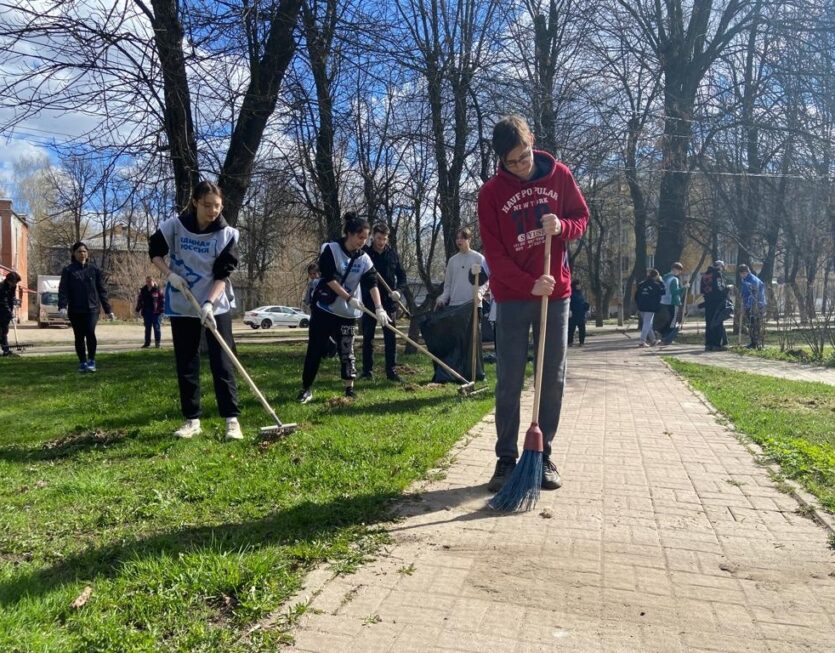 Более 200 волонтёров «ЗА Перекоп» вышли на большой субботник Более 200 волонтёров «ЗА Перекоп» вышли на большой субботник