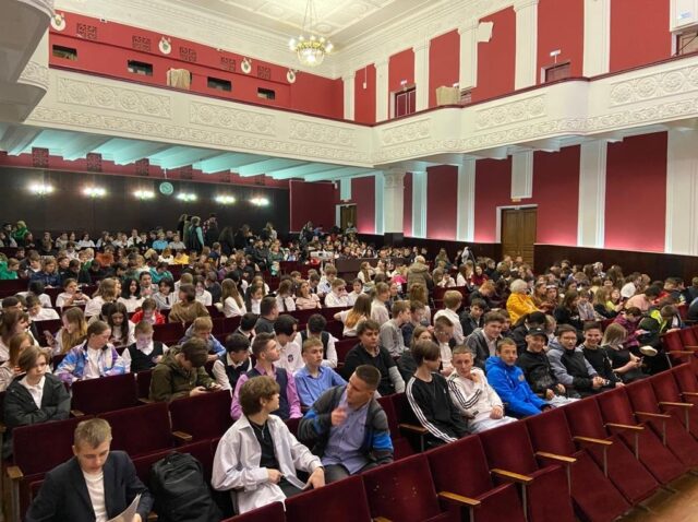 Актив «ЗА Перекоп» организовал для школьников показ фильма о героях-ярославцах