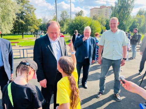 В Рабочем саду Ярославля открыли новую детскую площадку В Рабочем саду Ярославля открыли новую детскую площадку